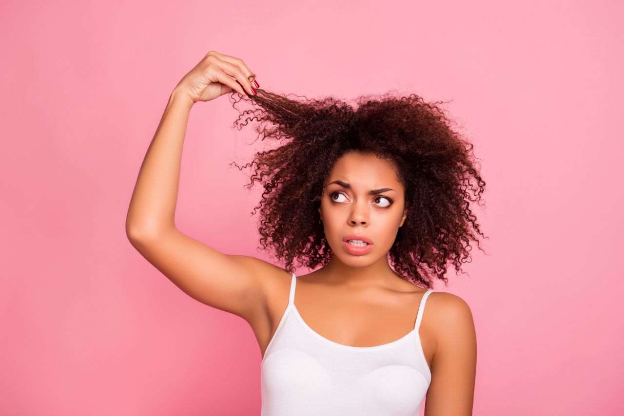 Jak zadbać o suche i zniszczone włosy?