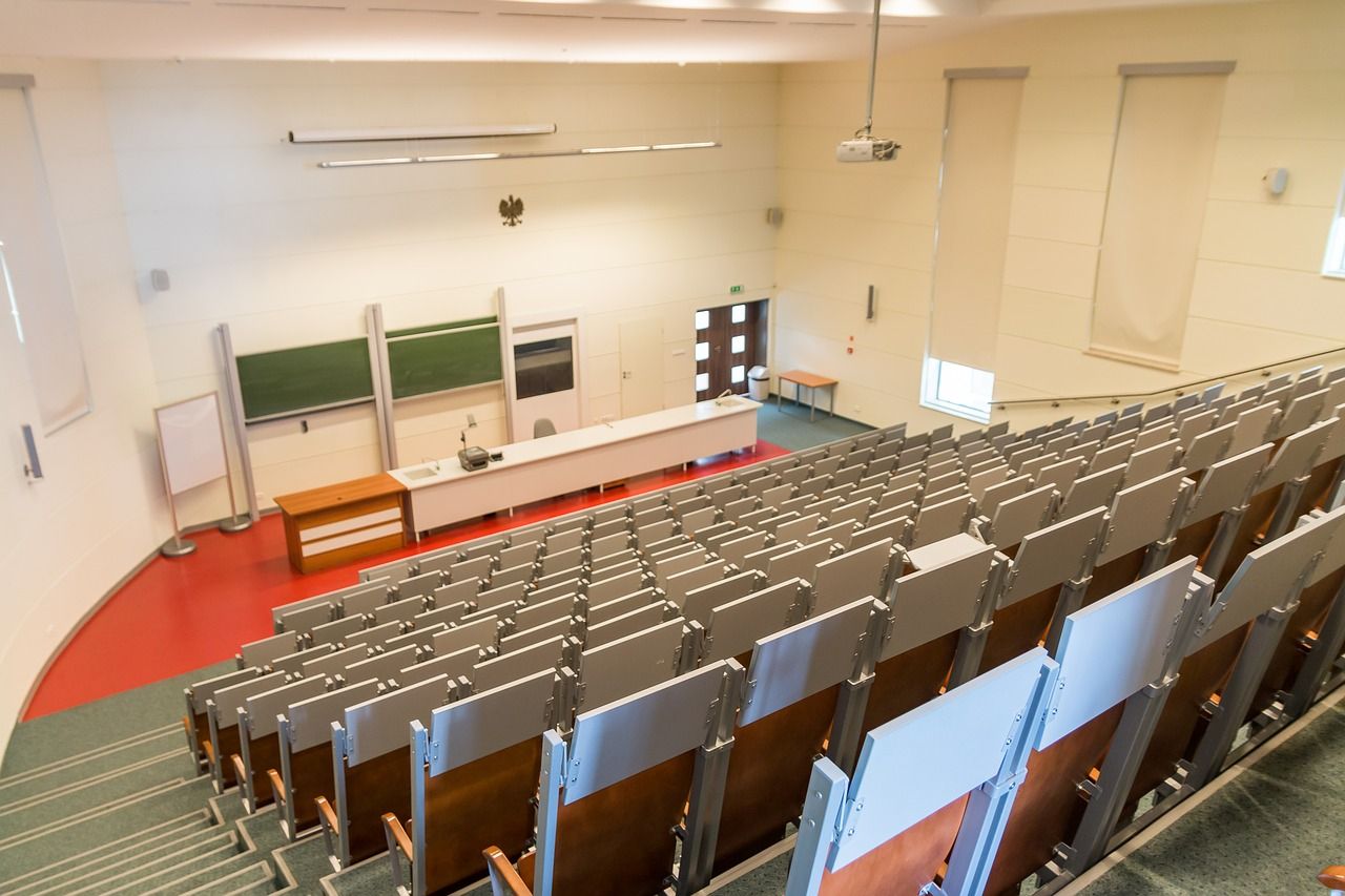 Jak kontrolować dostęp do sal wykładowych?