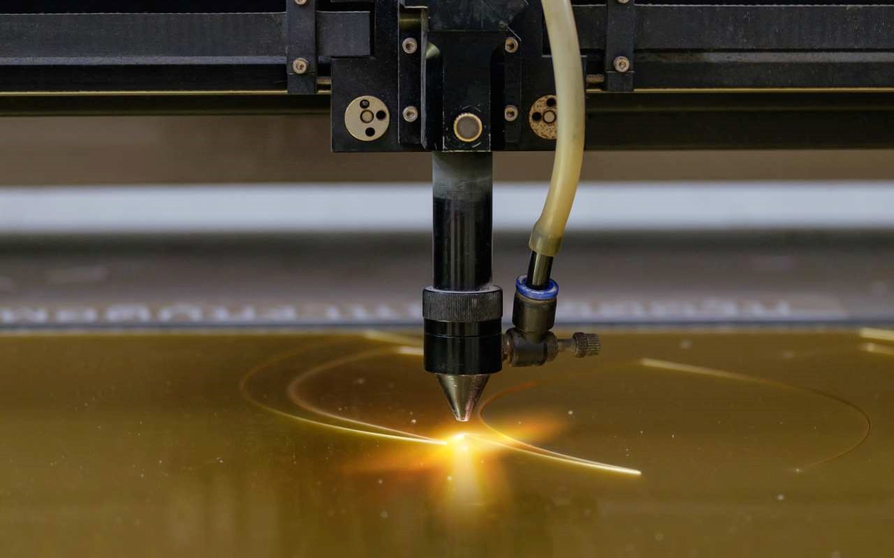 Laserowa obróbka metali – na czym polega?