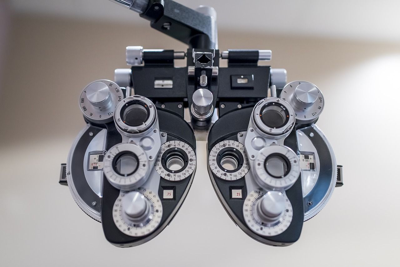 Optometryczne badanie wzroku – dlaczego należy je wykonać przed zakupem okularów?