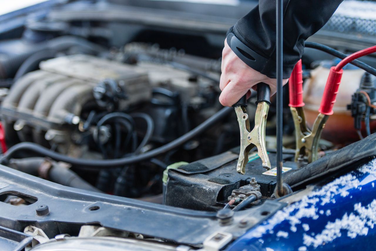 Jakie naprawy świadczone są przez mechaników w warsztatach samochodowych?